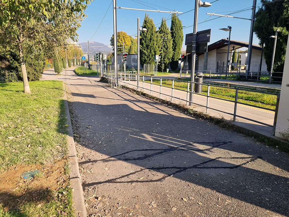 strada con installato il conteggio bici a martinella