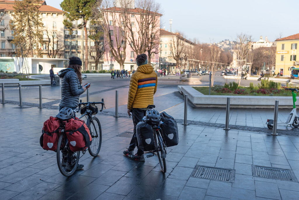 Coppia con bici da cicloturismo a Bergamo