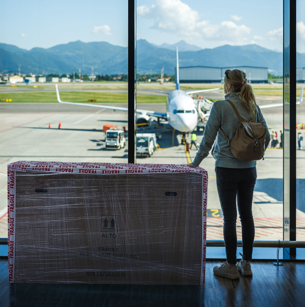 Scatolone che contiene una bici in aeroporto