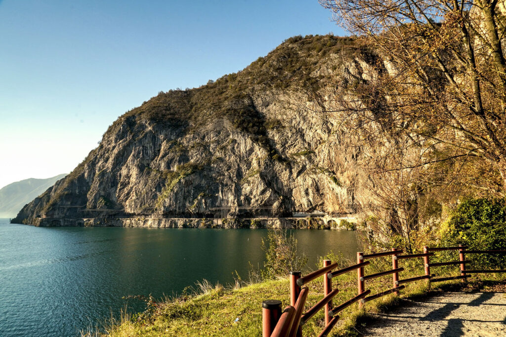 Pista ciclabile sul lago d'iseo